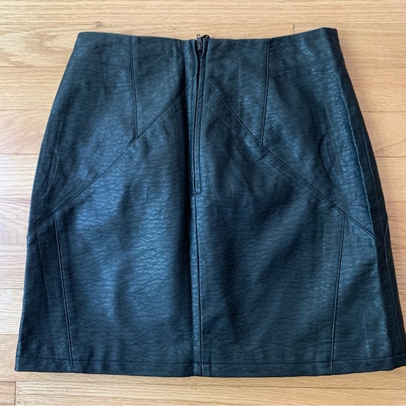 H&M Black Faux Leather High Rise Vegan Mini Skirt Size 6 - Picture 2 of 9